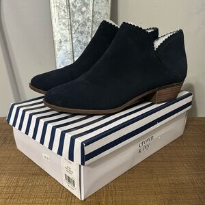 Navy Crown & Ivy Scalloped Booties